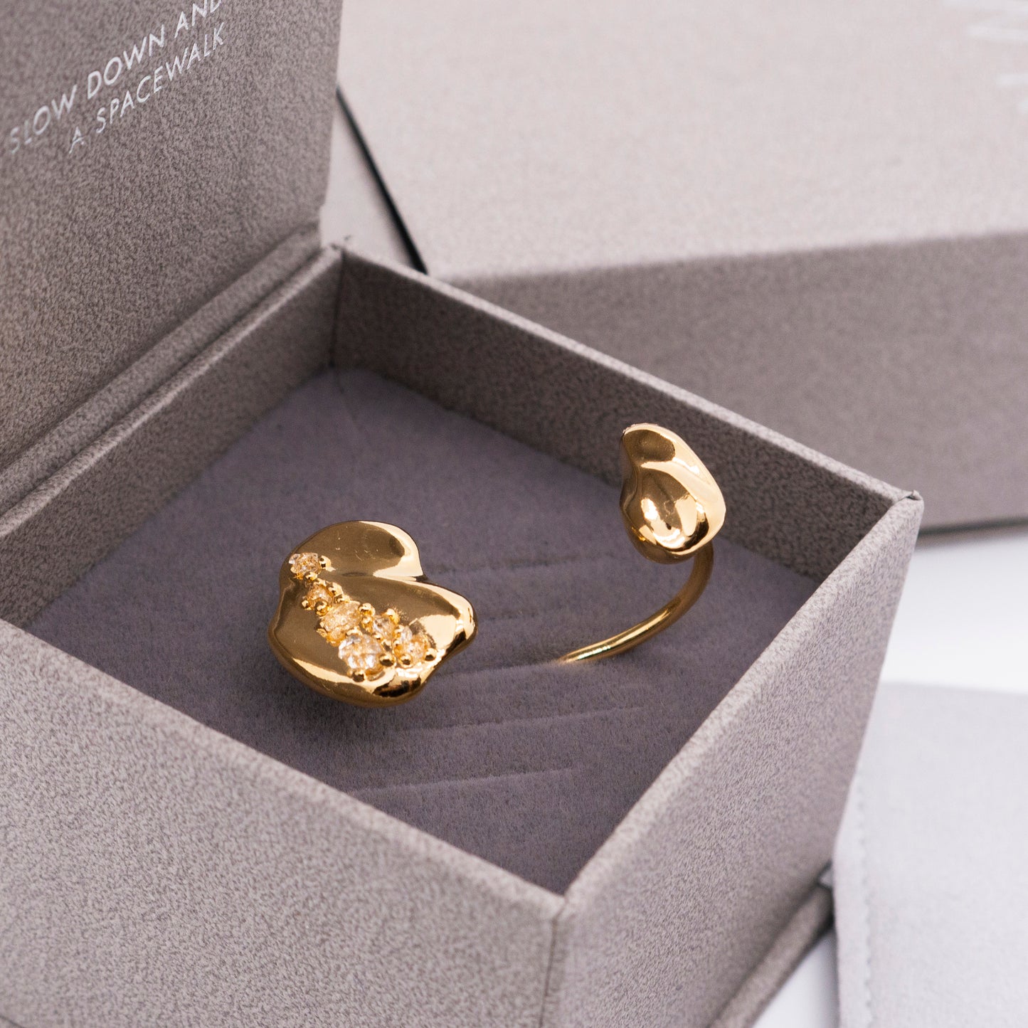 コズミック アイス クリスタル リップル オープン ダブル フィンガー リング - 厚い 18K ゴールド メッキ