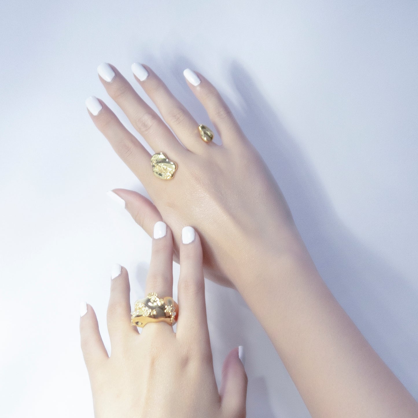 コズミック アイス クリスタル リップル オープン ダブル フィンガー リング - 厚い 18K ゴールド メッキ