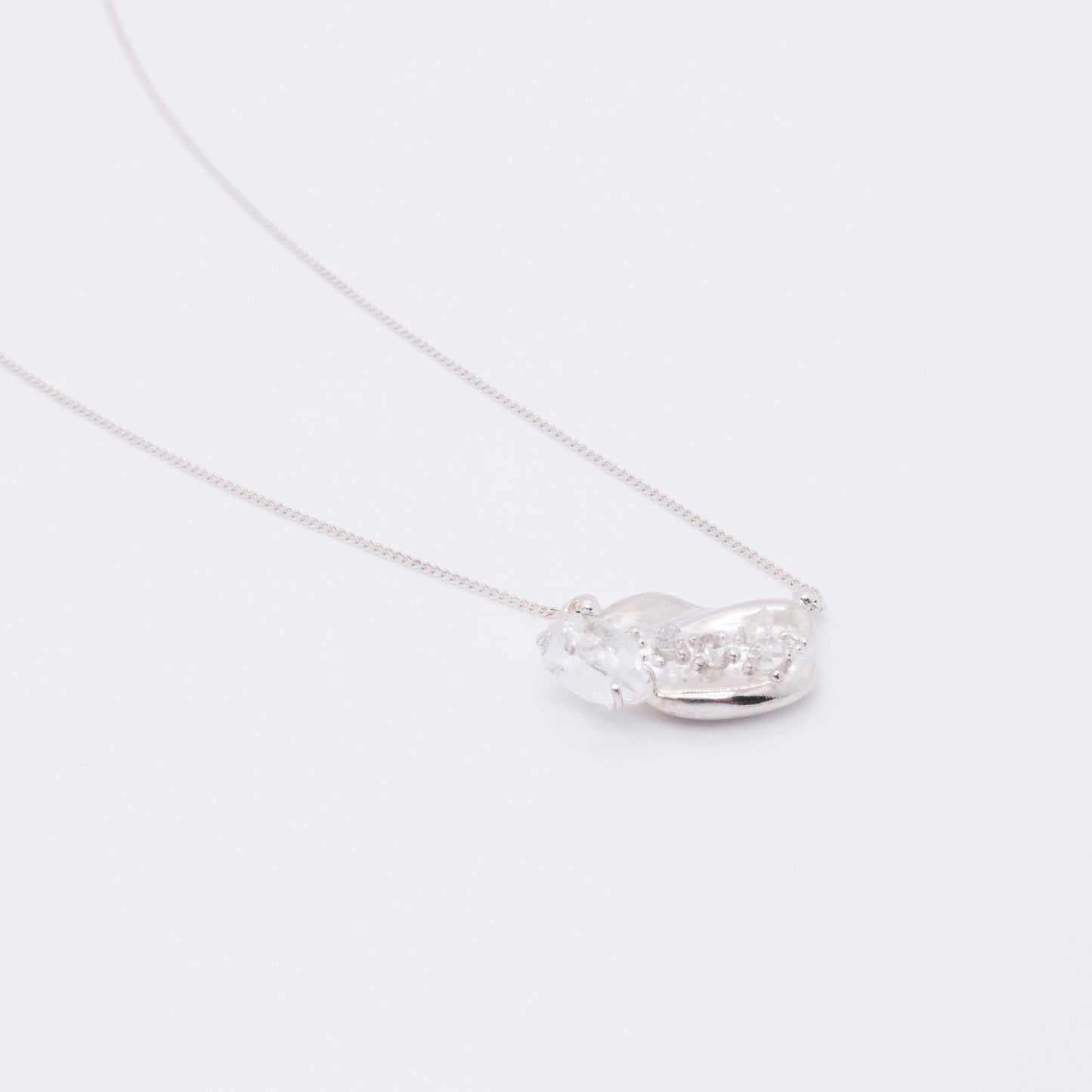 コズミック アイス クリスタル ブラッシュ ミスト ラージ アイス クリスタル ネックレス - スターリングシルバー