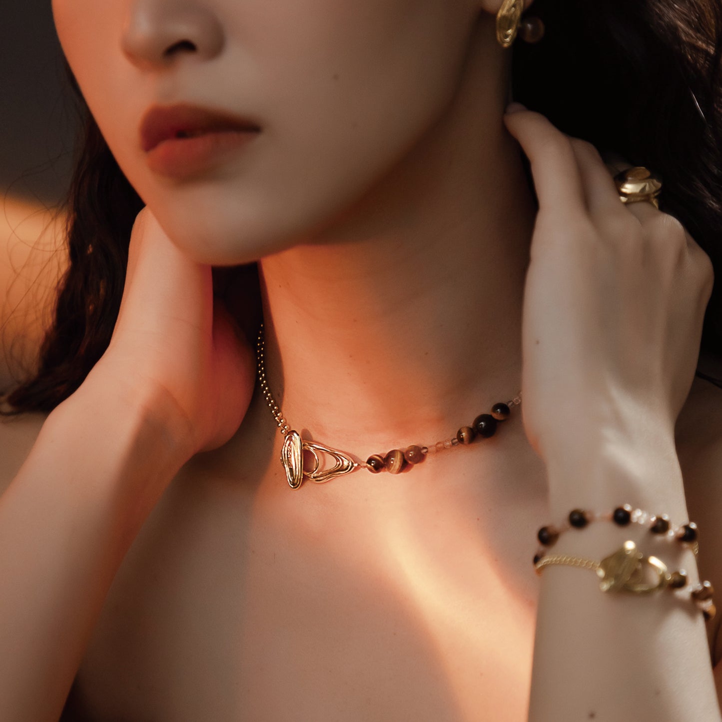 ソーラーフラッシュマグネティックストームホワイトバロックラウンドパールショートネックレス - スターリングシルバー