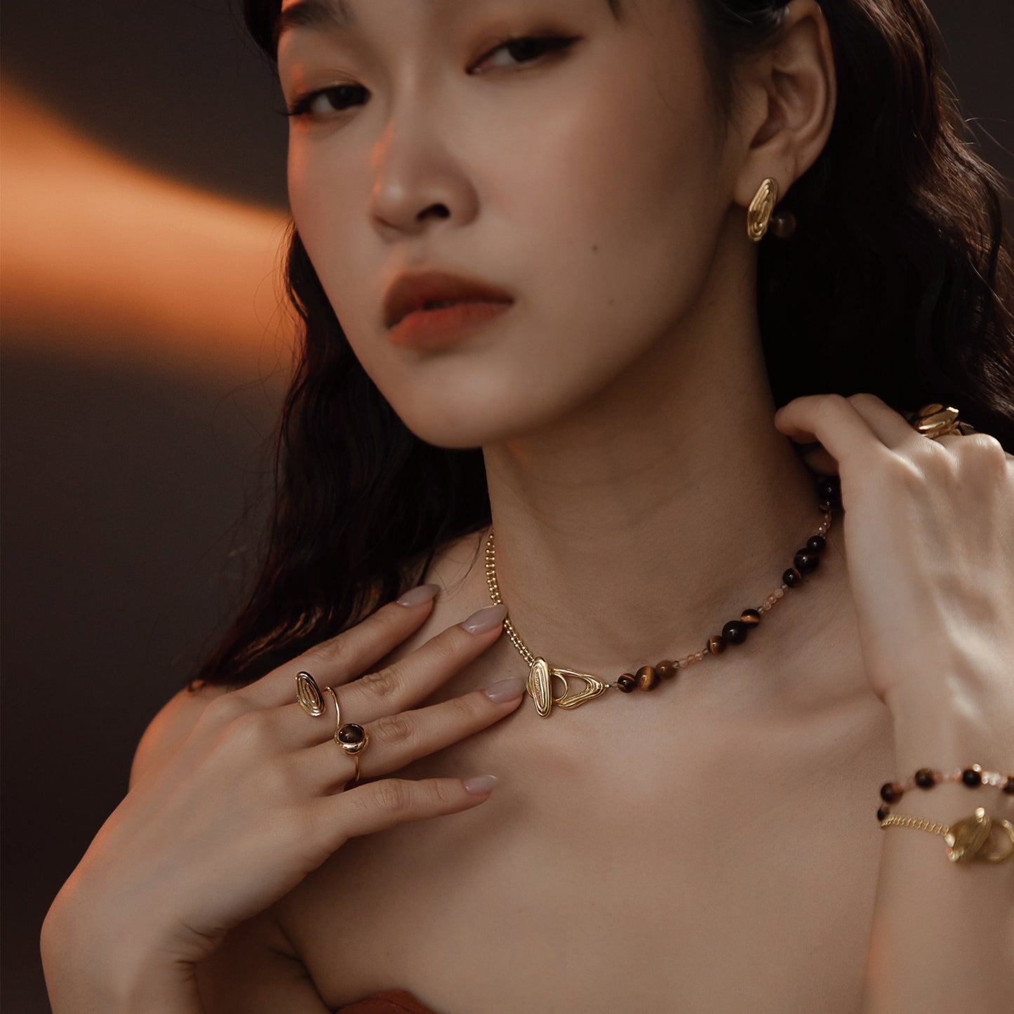 ソーラーフラッシュマグネティックストームホワイトバロックラウンドパールショートネックレス - スターリングシルバー