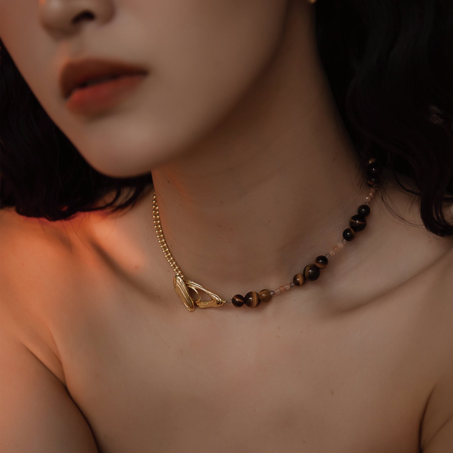 ソーラーフラッシュマグネティックストームホワイトバロックラウンドパールショートネックレス - スターリングシルバー