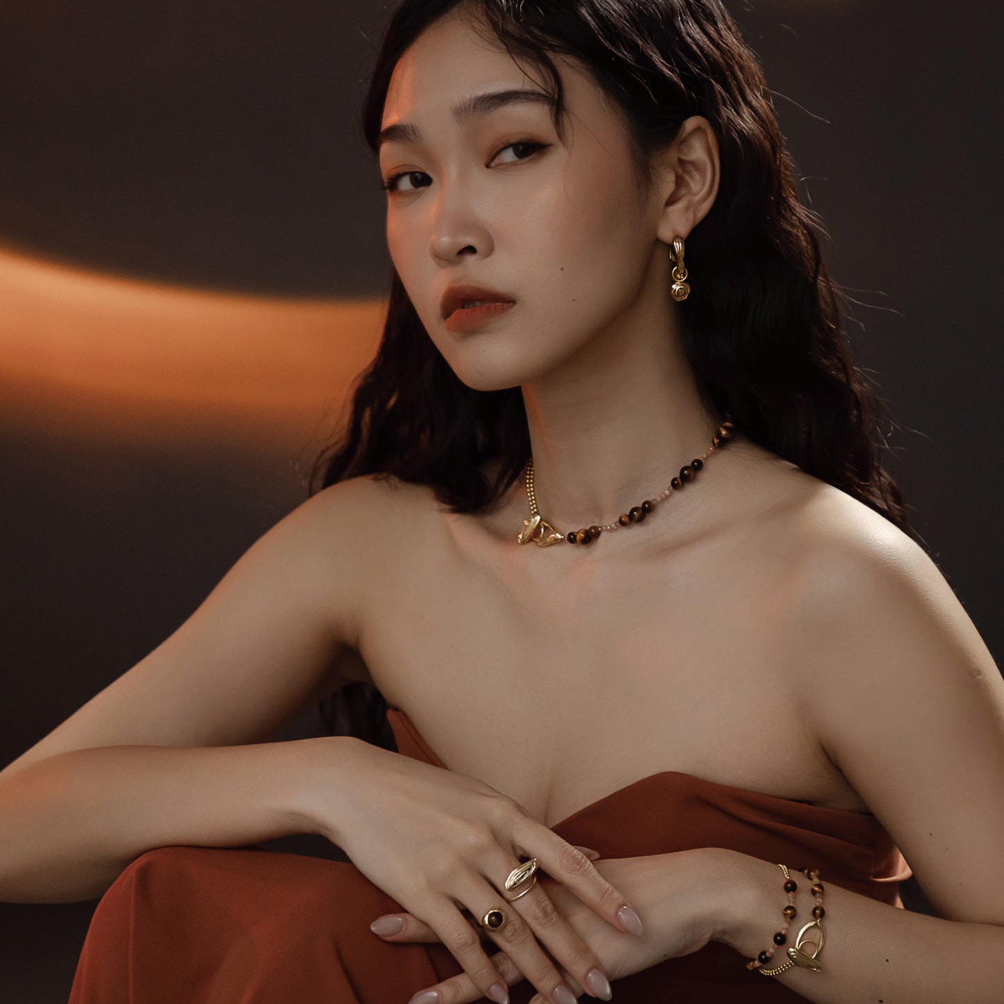 ソーラーフラッシュマグネティックストームホワイトバロックラウンドパールショートネックレス - スターリングシルバー