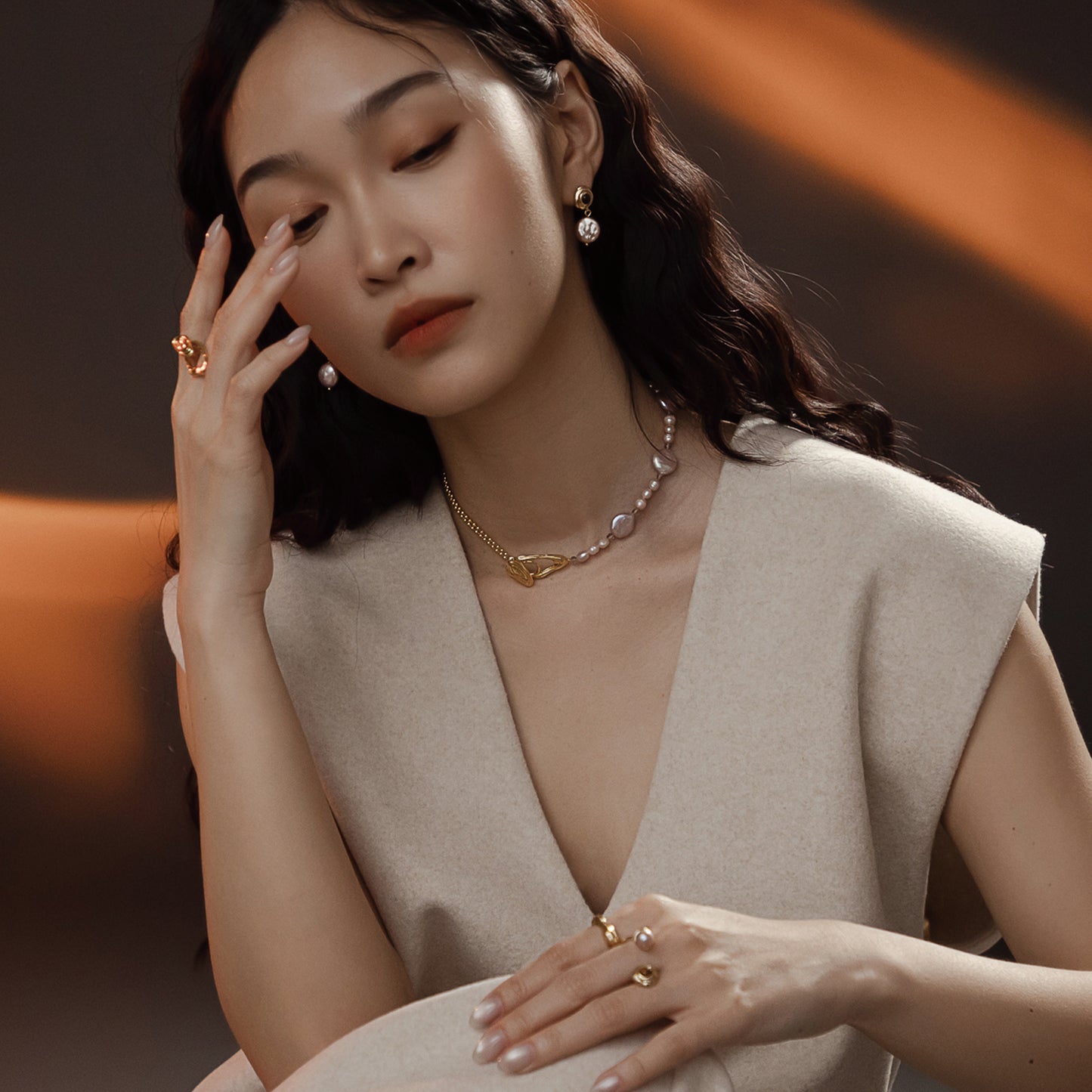 ソーラーフラッシュマグネティックストームホワイトバロックラウンドパールショートネックレス - スターリングシルバー