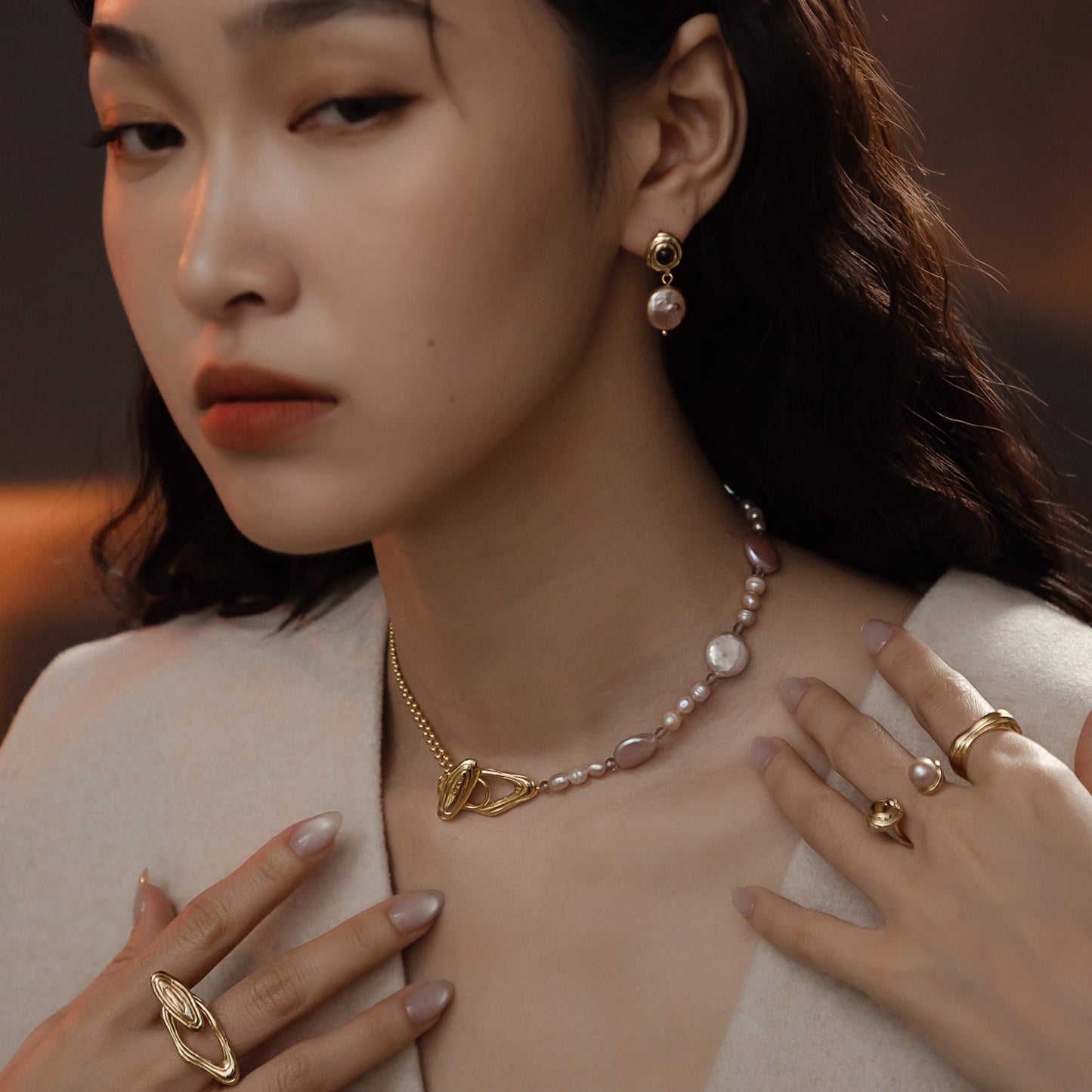 ソーラーフラッシュマグネティックストームホワイトバロックラウンドパールショートネックレス - スターリングシルバー