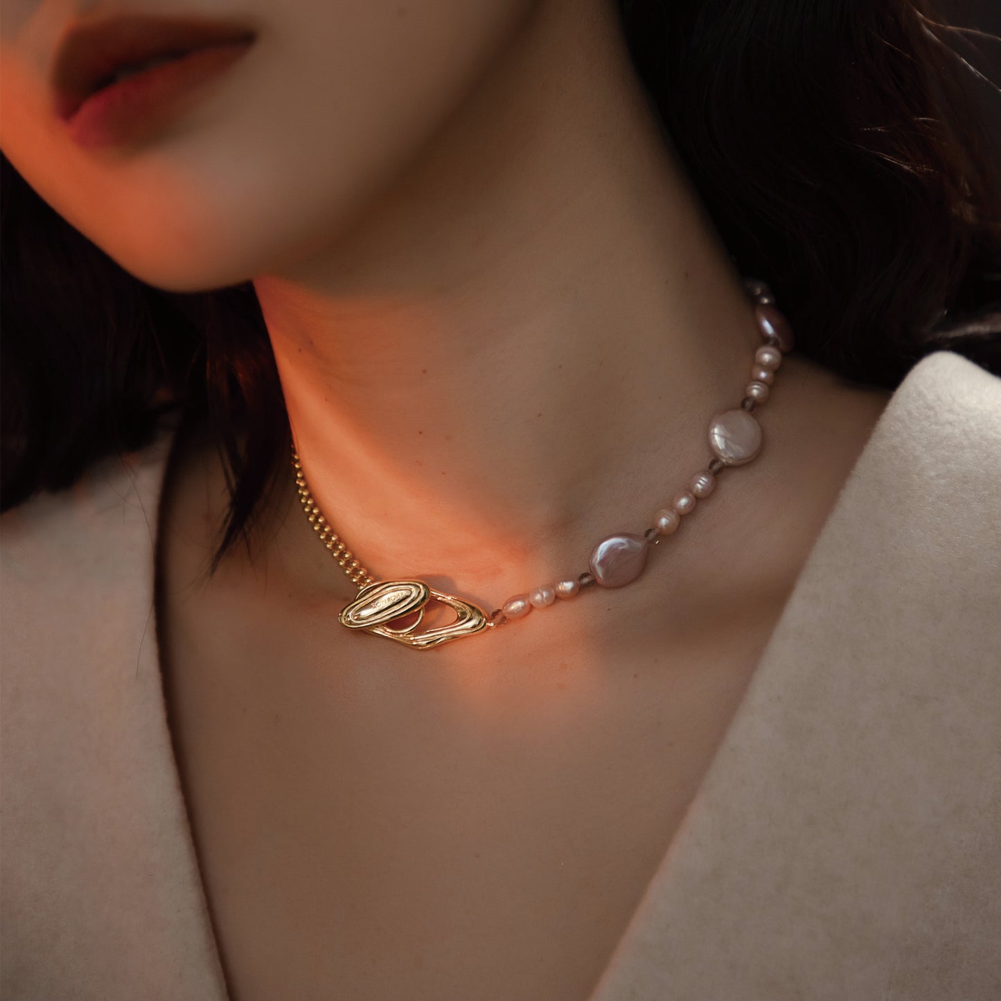 ソーラーフラッシュマグネティックストームホワイトバロックラウンドパールショートネックレス - スターリングシルバー