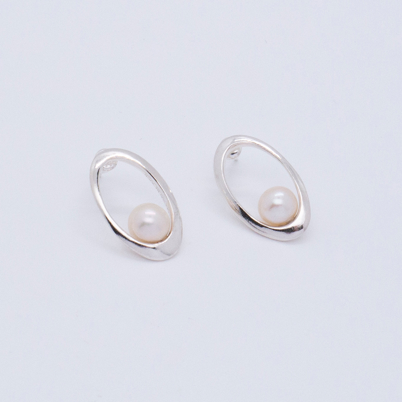 Multiverse - Classic Pearl Earrings (Silver) 