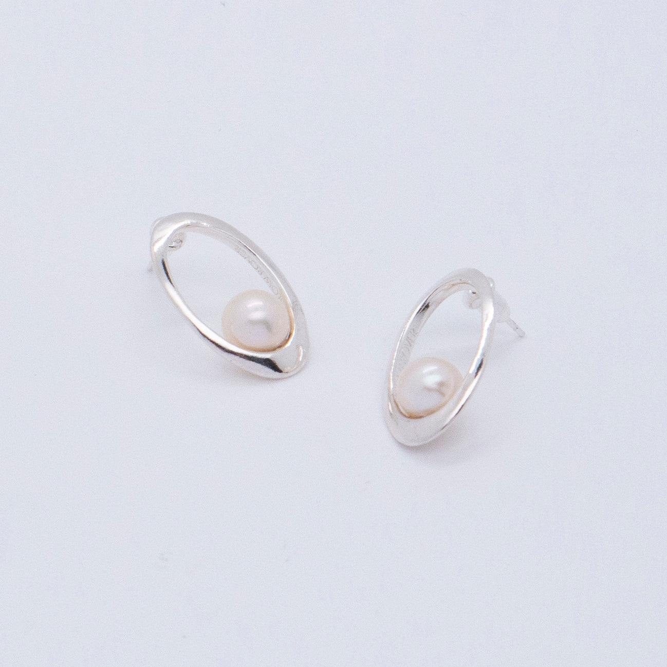 Multiverse - Classic Pearl Earrings (Silver) 