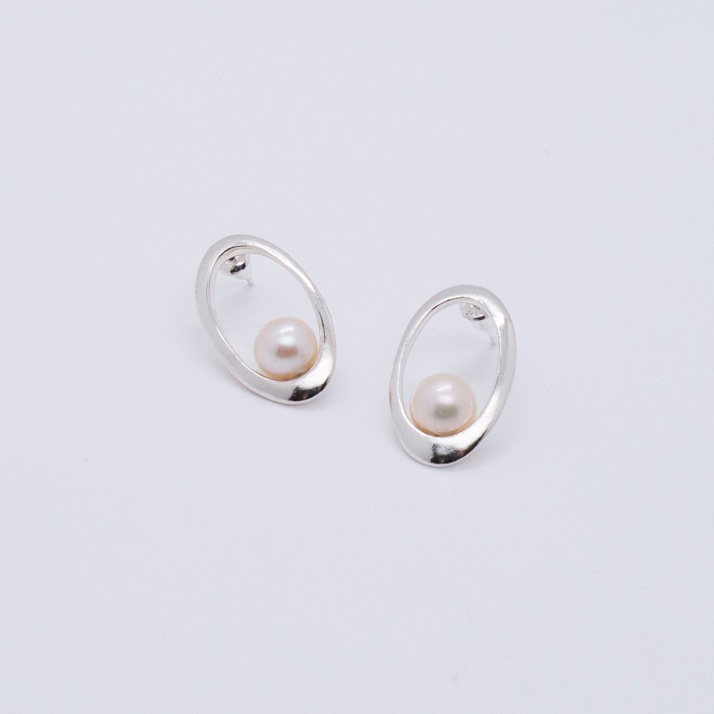 Multiverse - Classic Pearl Earrings (Silver) 