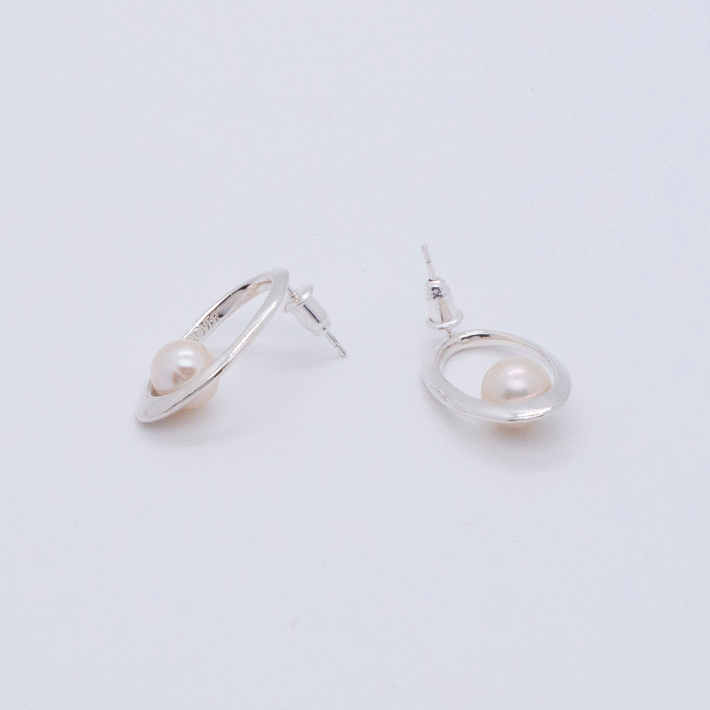 Multiverse - Classic Pearl Earrings (Silver) 