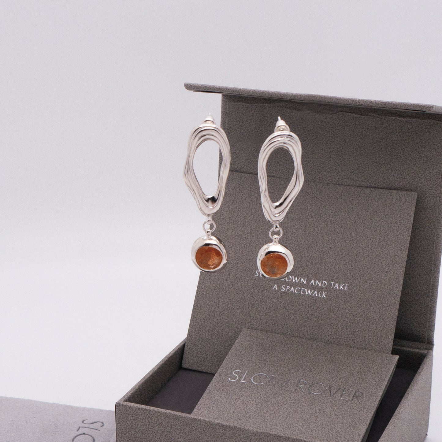 サンフラッシュフレイムレインオパールイヤリング - スターリングシルバー